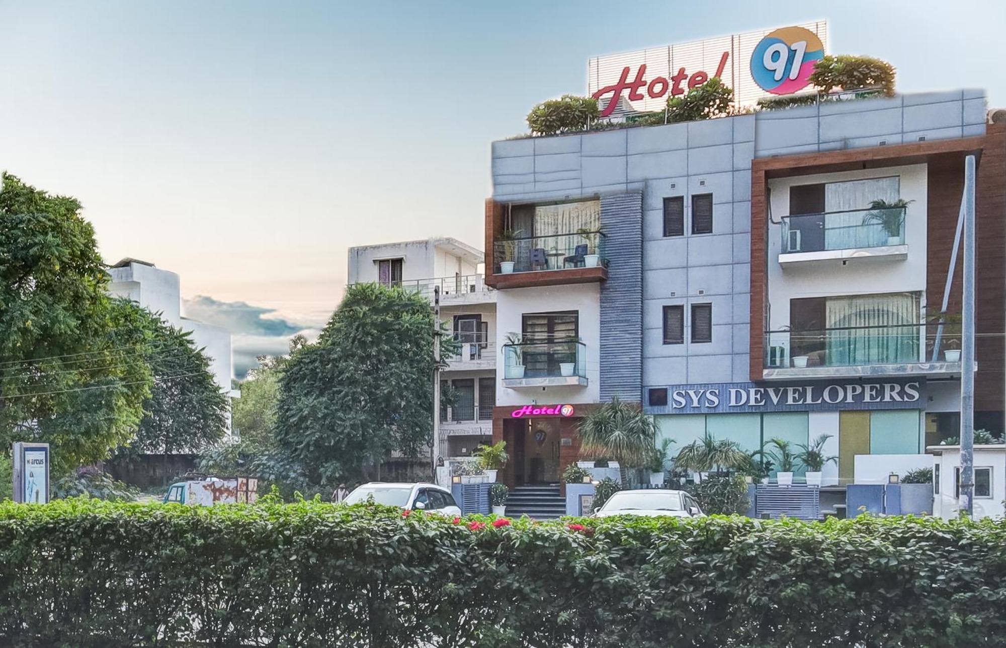 Hotel 91 Golf Course Road Гургаон Экстерьер фото